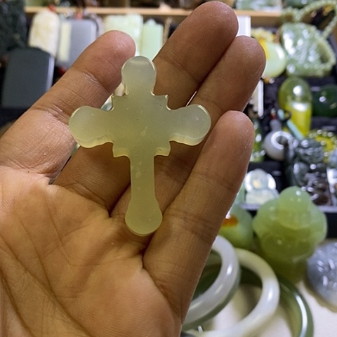 岫玉未镶嵌颈饰一个
