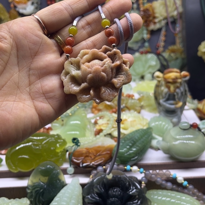 蛇纹石玉未镶嵌颈饰