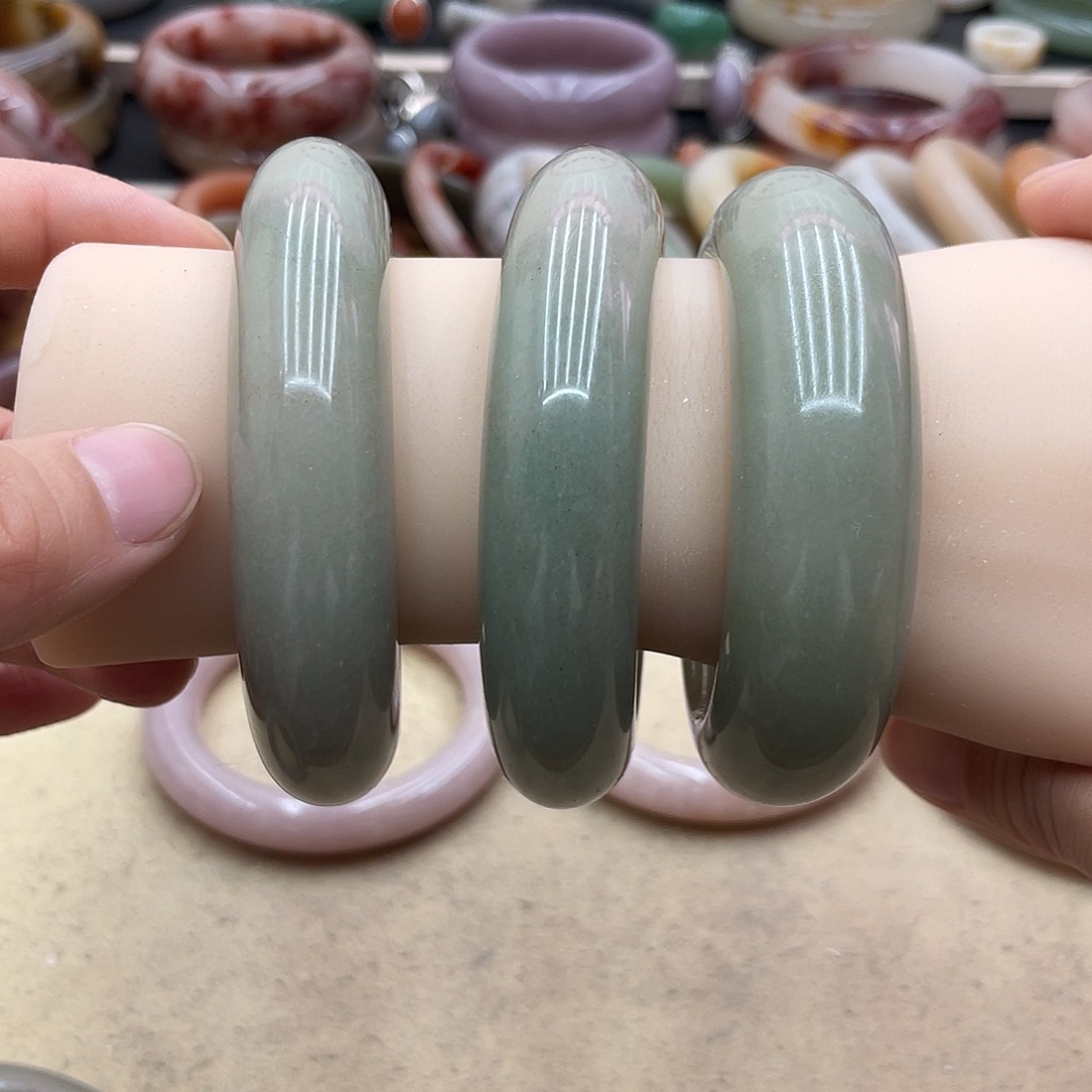 石英岩玉未镶嵌圈口齐全