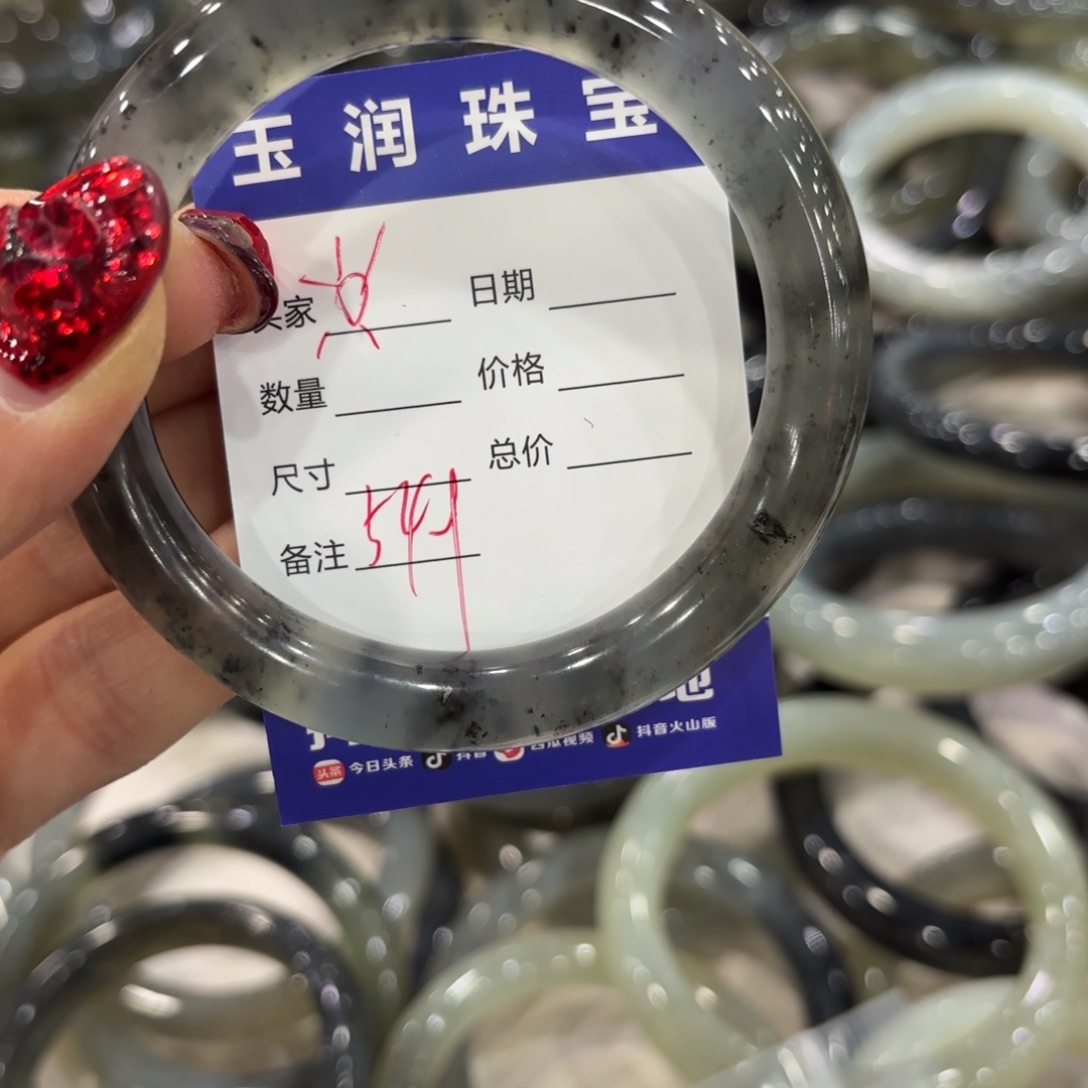 蛇纹石玉手镯未镶嵌?