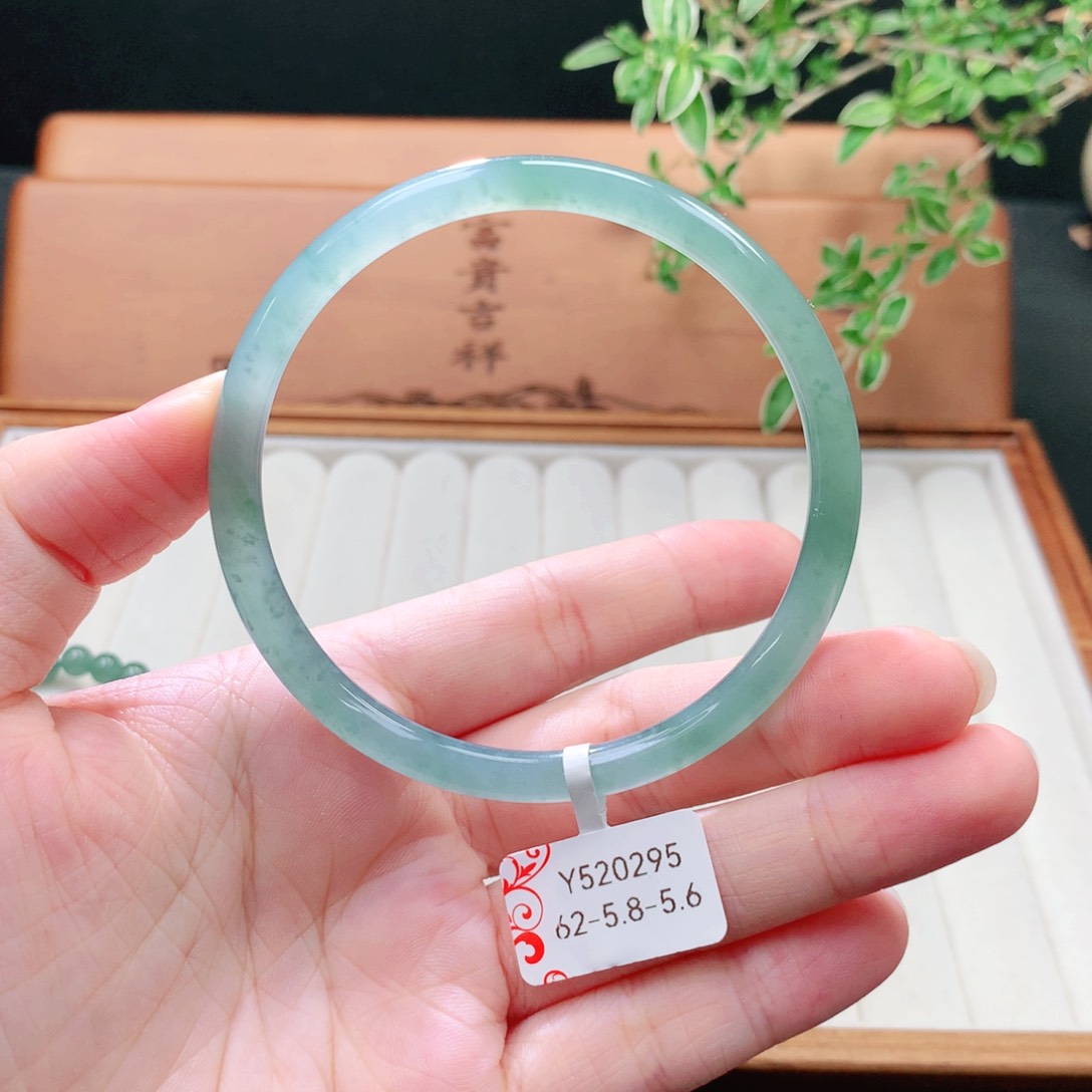 未镶嵌手镯（圆镯）翡翠