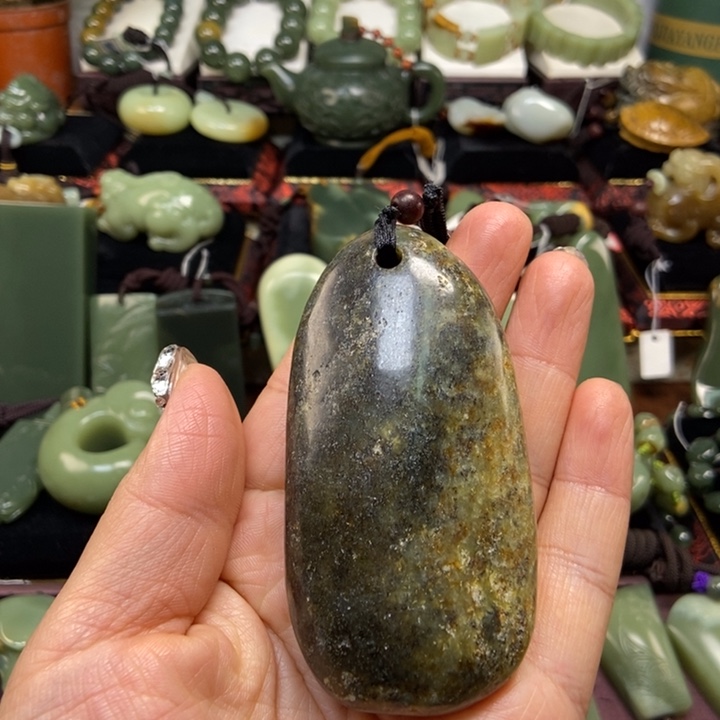 未镶嵌岫岩河磨玉（透闪石质玉）把件