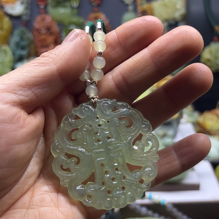 蛇纹石玉未镶嵌颈饰