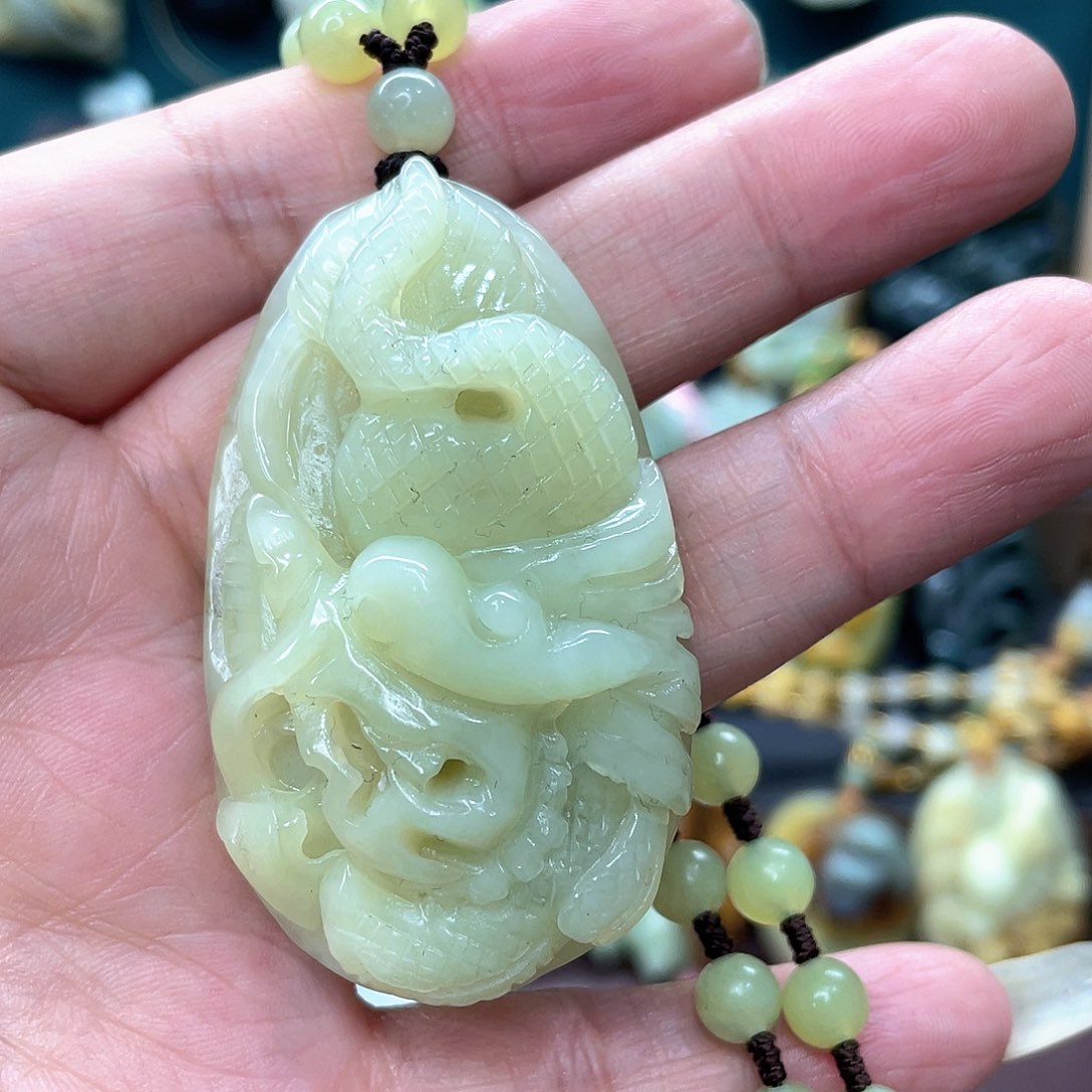 蛇纹石玉颈饰未镶嵌