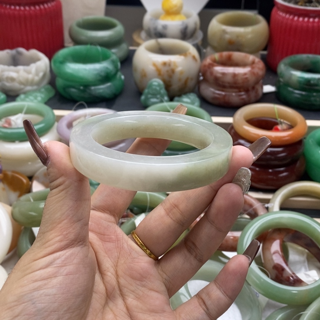 石英岩玉未镶嵌手镯