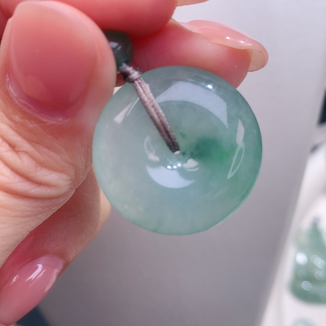 颈饰未镶嵌翡翠飘绿花平安扣