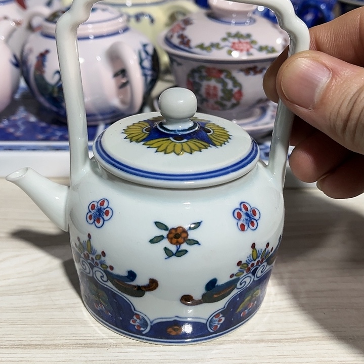 瓷片景德镇陶瓷茶壶。绿