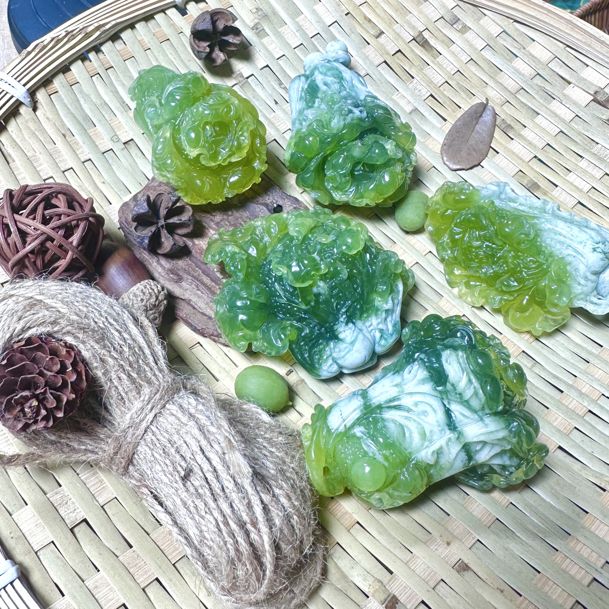 天然岫玉老料雕刻白菜手把件。