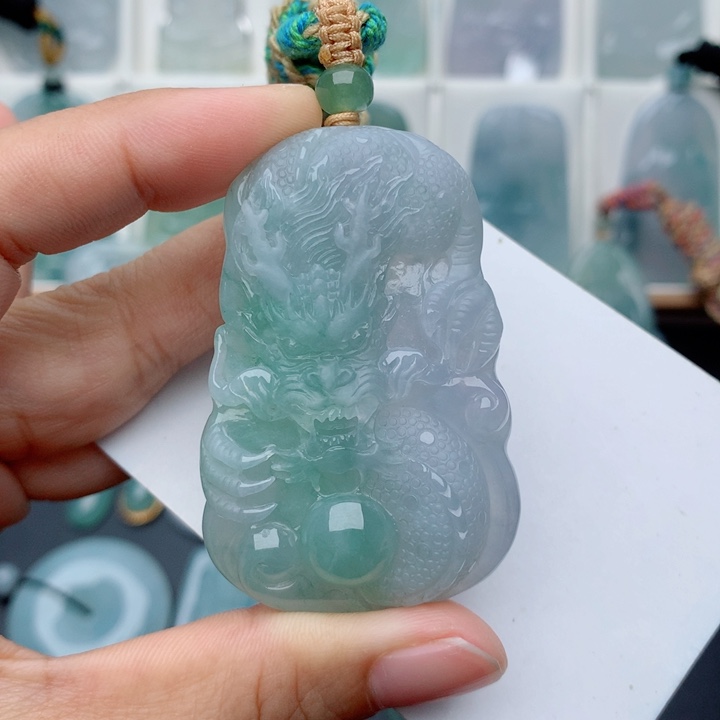 翡翠未镶嵌颈饰龙