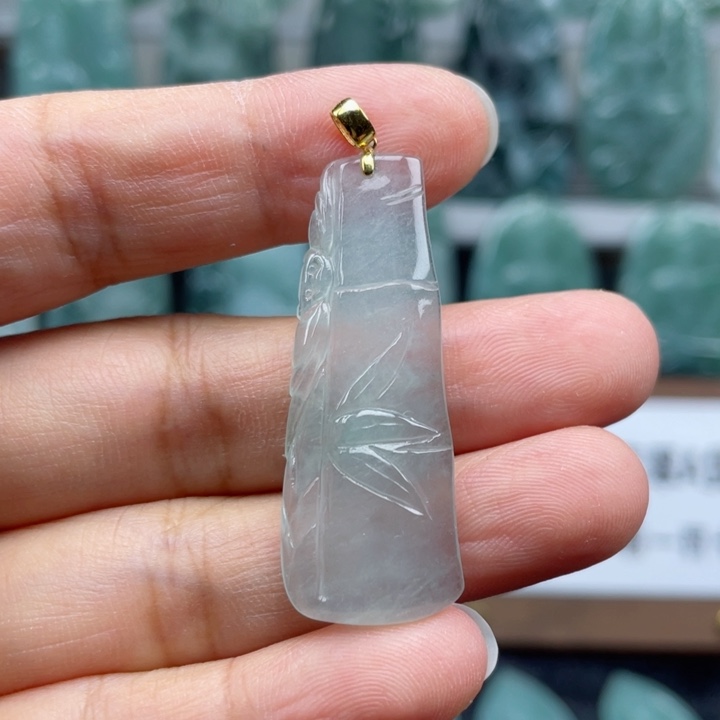 颈饰18K金镶嵌翡翠发财竹