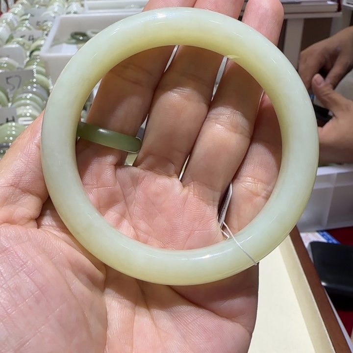 小***爱和田玉未镶嵌手镯825