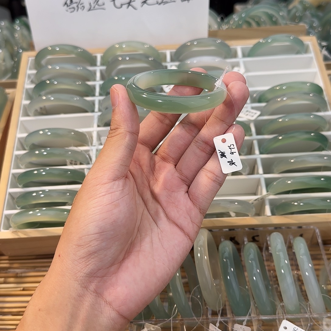 玛瑙/玉髓未镶嵌手镯圈口52.6