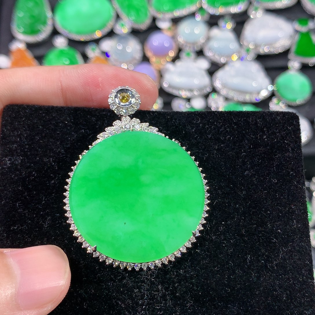 翡翠18K金镶嵌颈饰