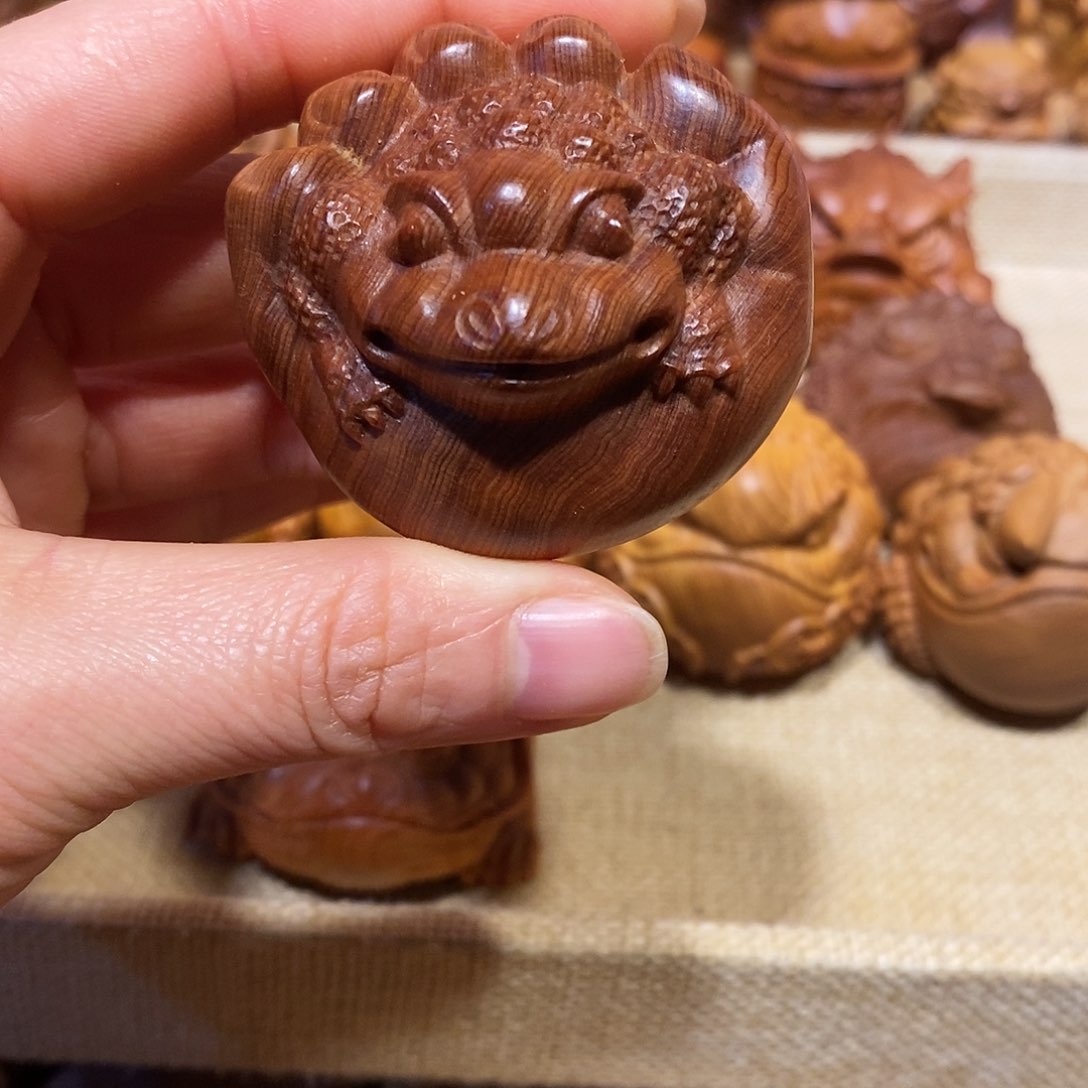 柏木（崖柏）?****?崖柏手把件，金蟾