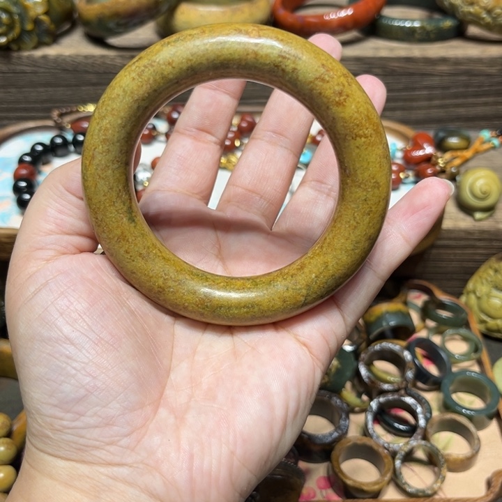 向***园岫岩河磨玉（透闪石质玉）未镶嵌手镯