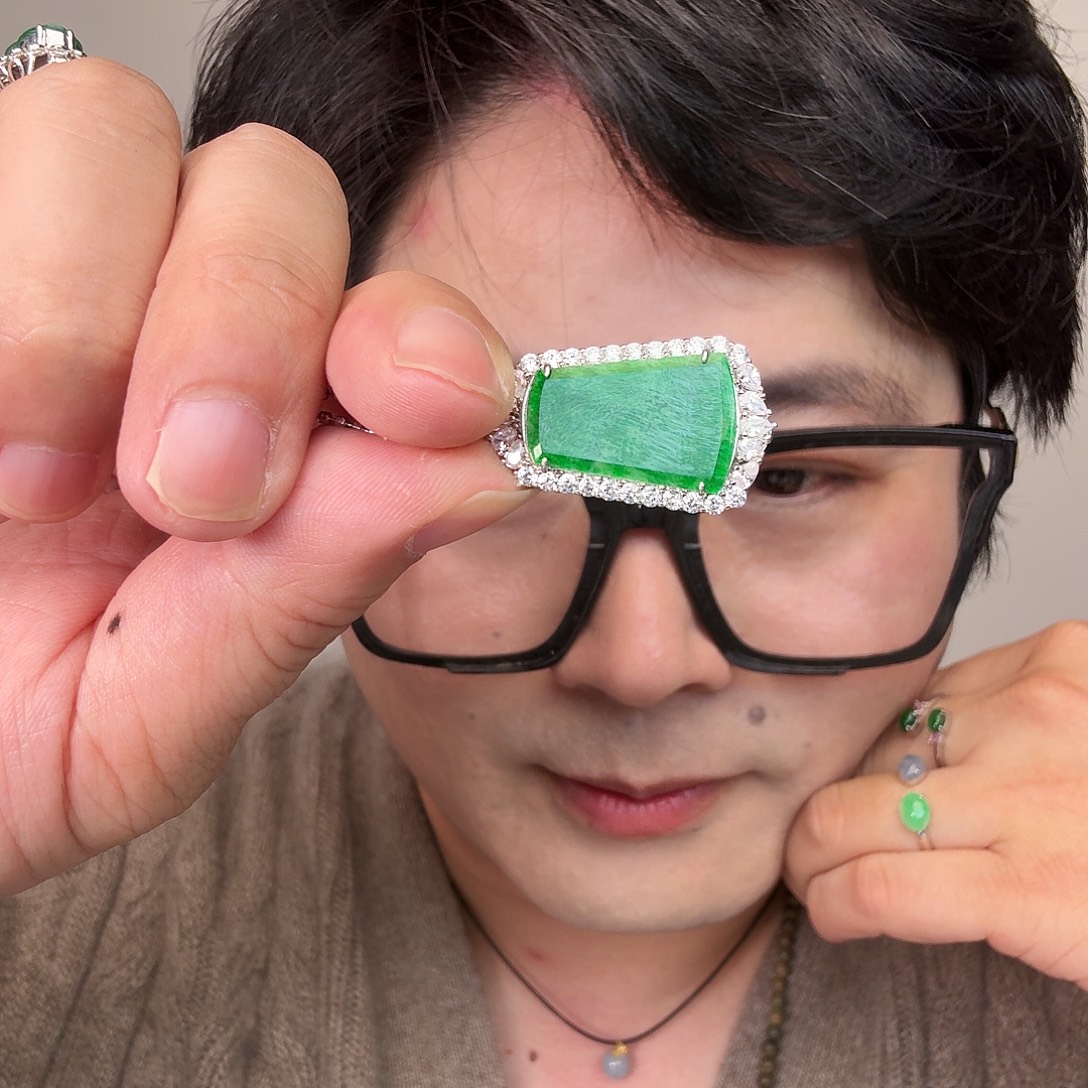 翡翠未镶嵌颈饰一件