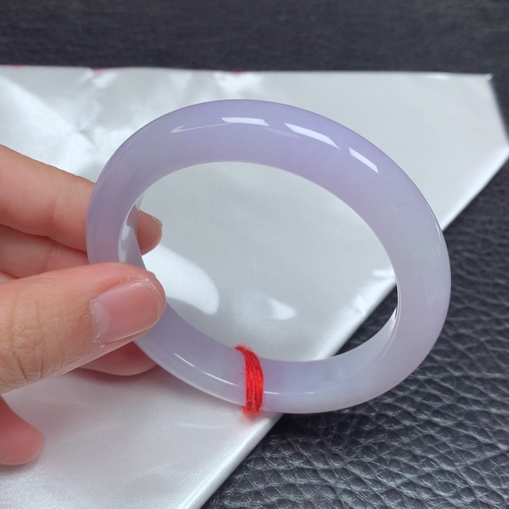 翡翠手镯未镶嵌。