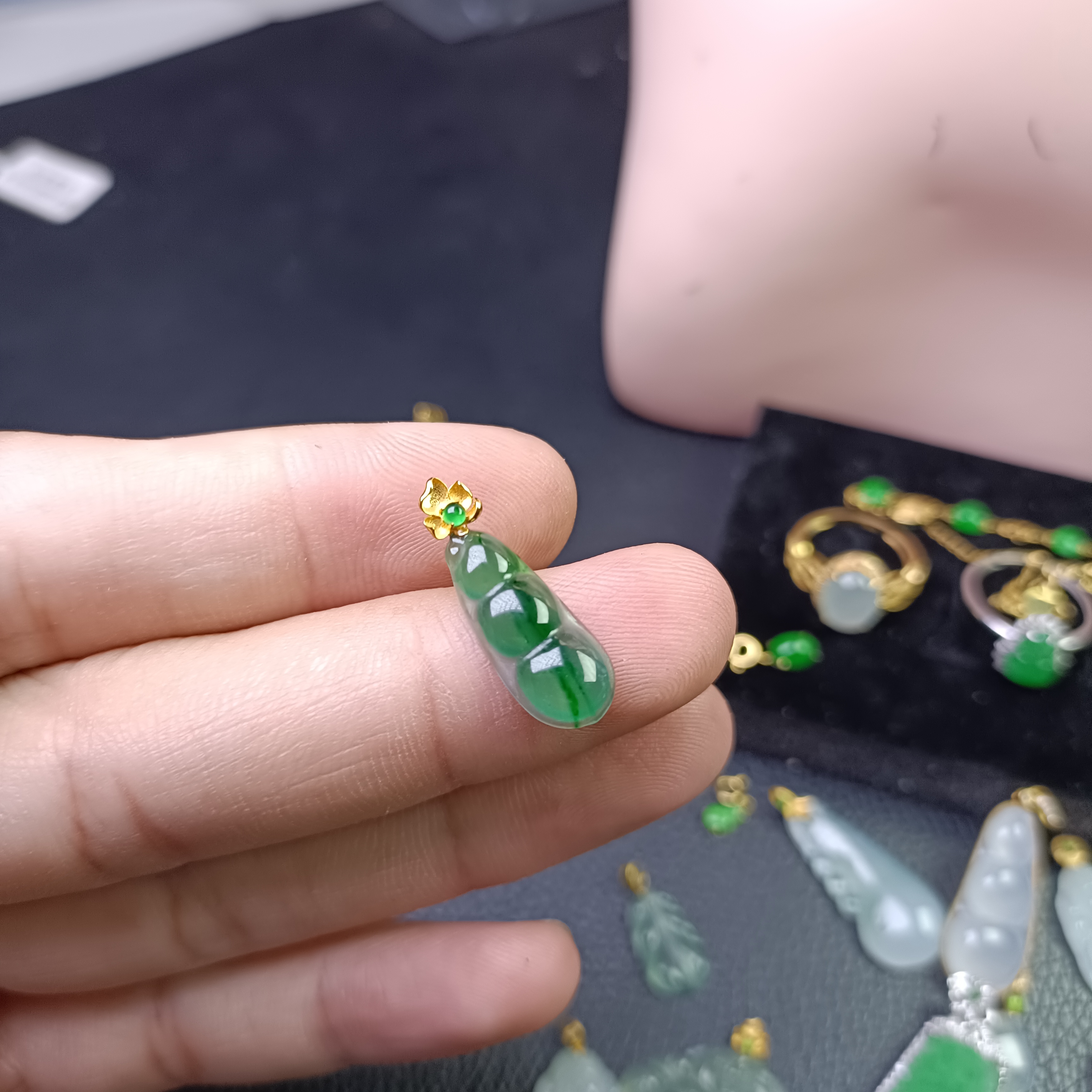 18k金镶嵌翡翠A货绿福豆