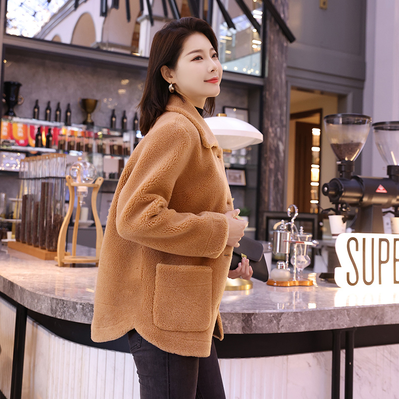 70燕尾经典款颗粒绒皮毛一体外套女中老年新款上衣冬季保暖短款