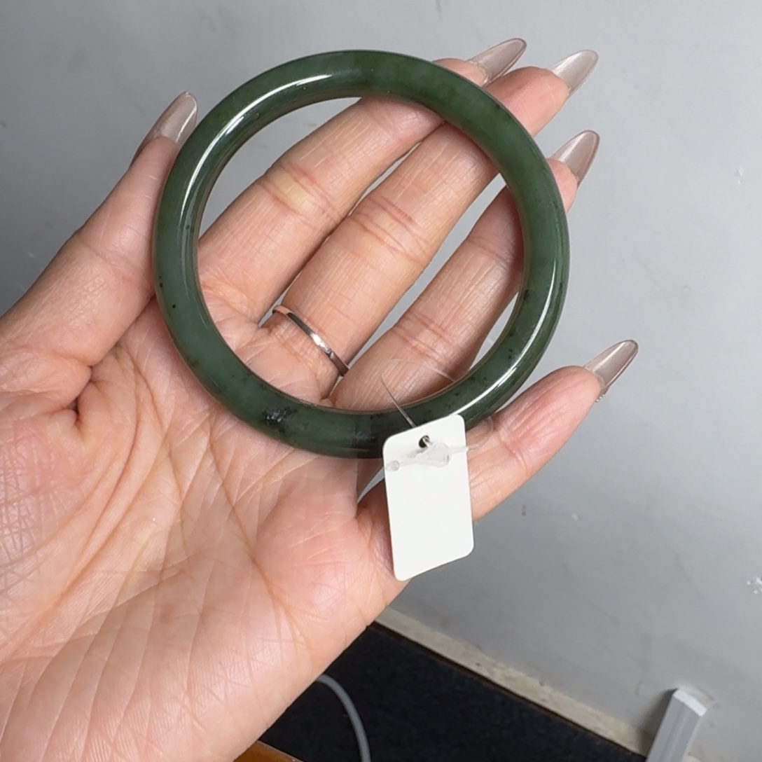 唐***芬和田玉（碧玉）未镶嵌手镯