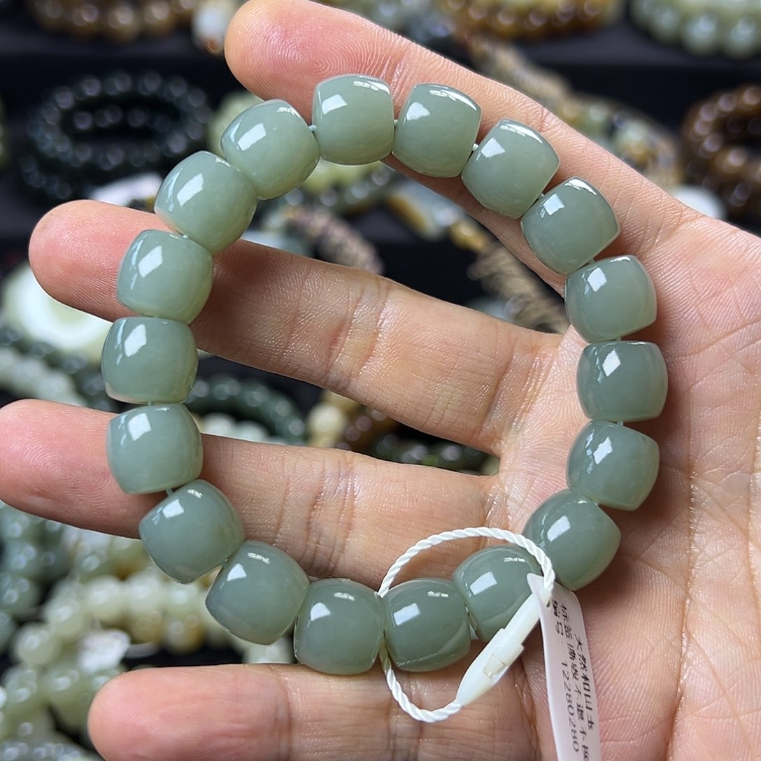 和田玉手链未镶嵌且末蓝卡12直切 油润 微结构