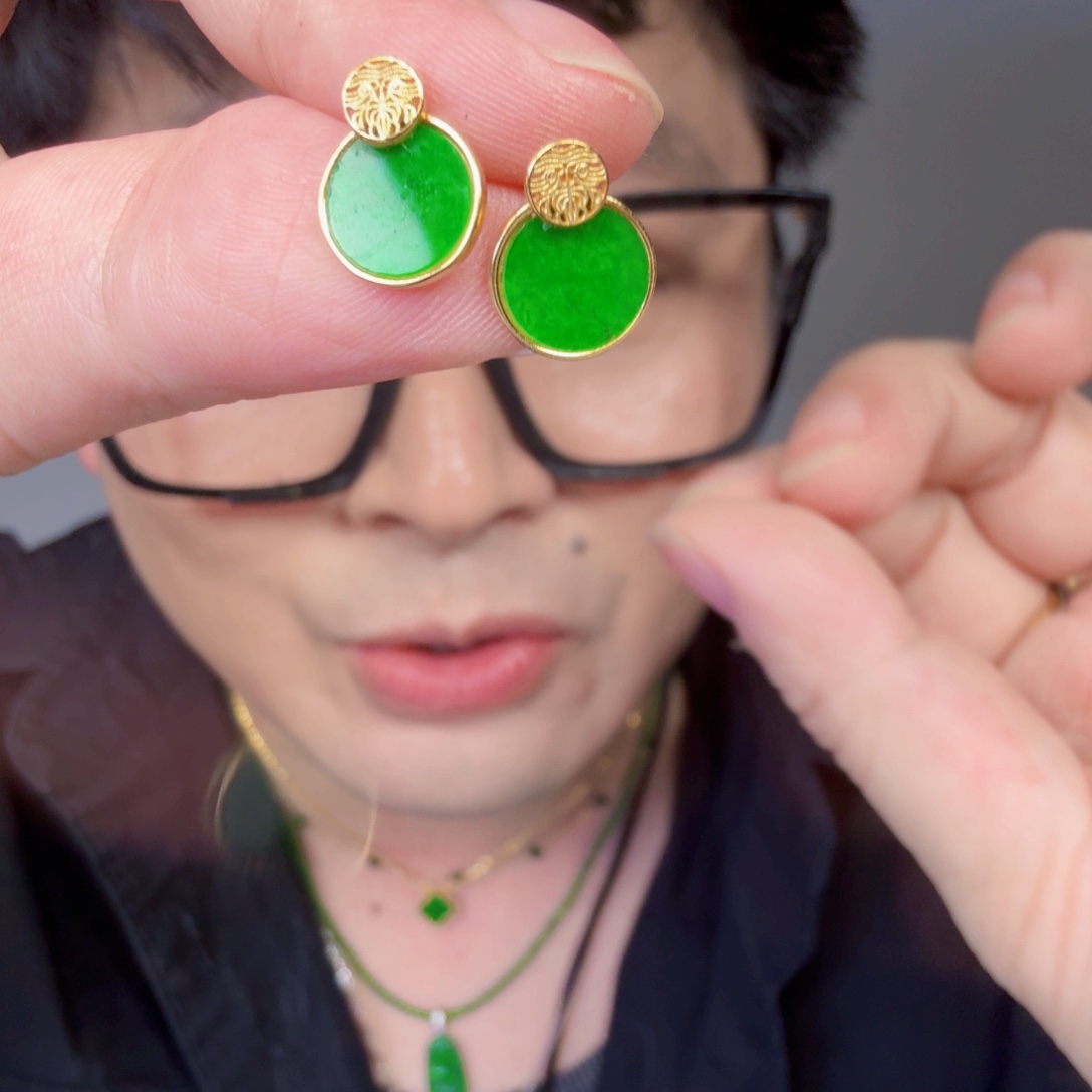 翡翠未镶嵌颈饰一对