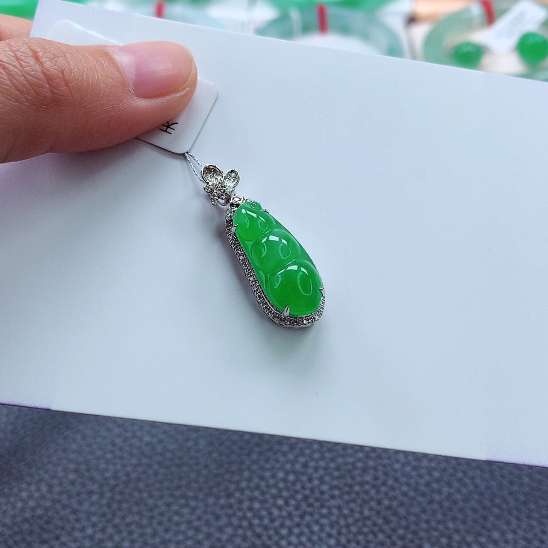 翡翠颈饰18K金镶嵌鱼*福豆