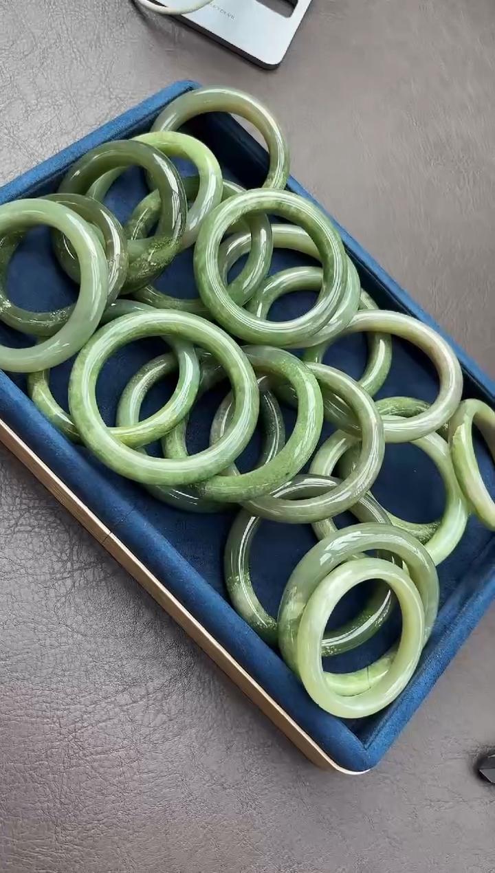 和田玉翠青手镯多样性发其一