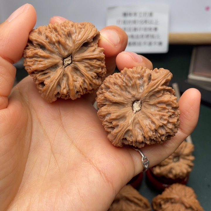 文玩核桃吊坠44尺三角溜肩膀大凹