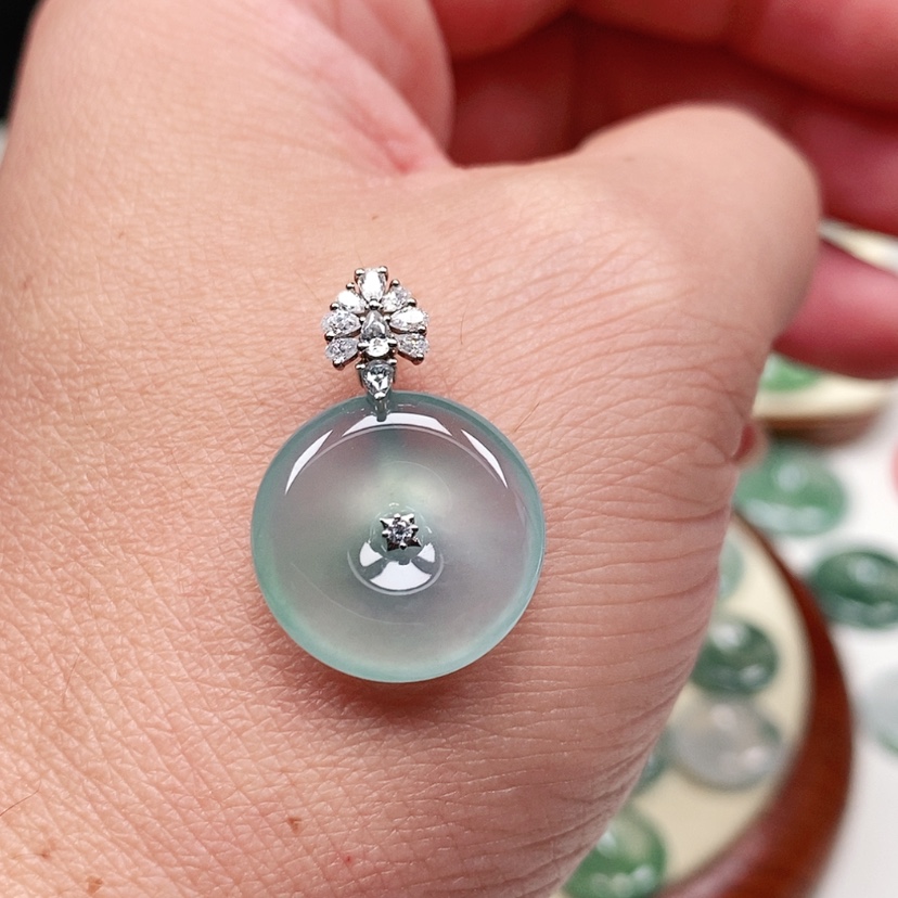 【闪购商品】颈饰18K金镶嵌翡翠