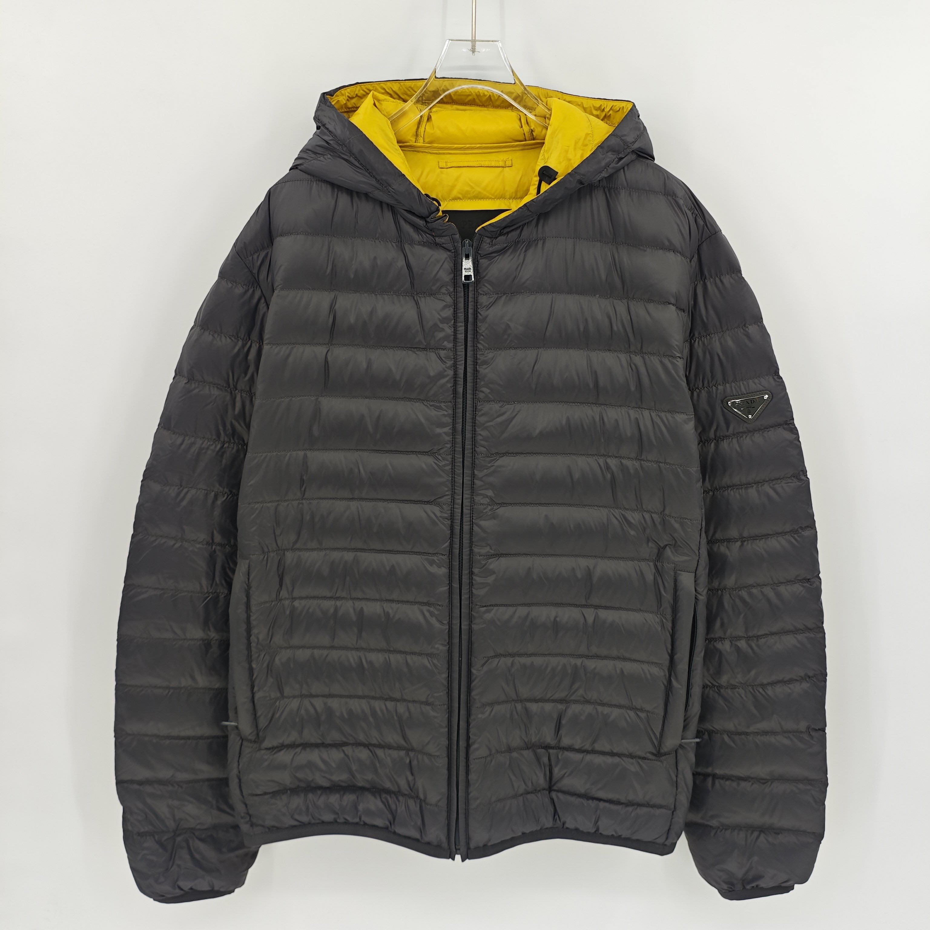 99新 Prada/普拉达 灰色三角钢标连帽羽绒服/58码/Sw24763