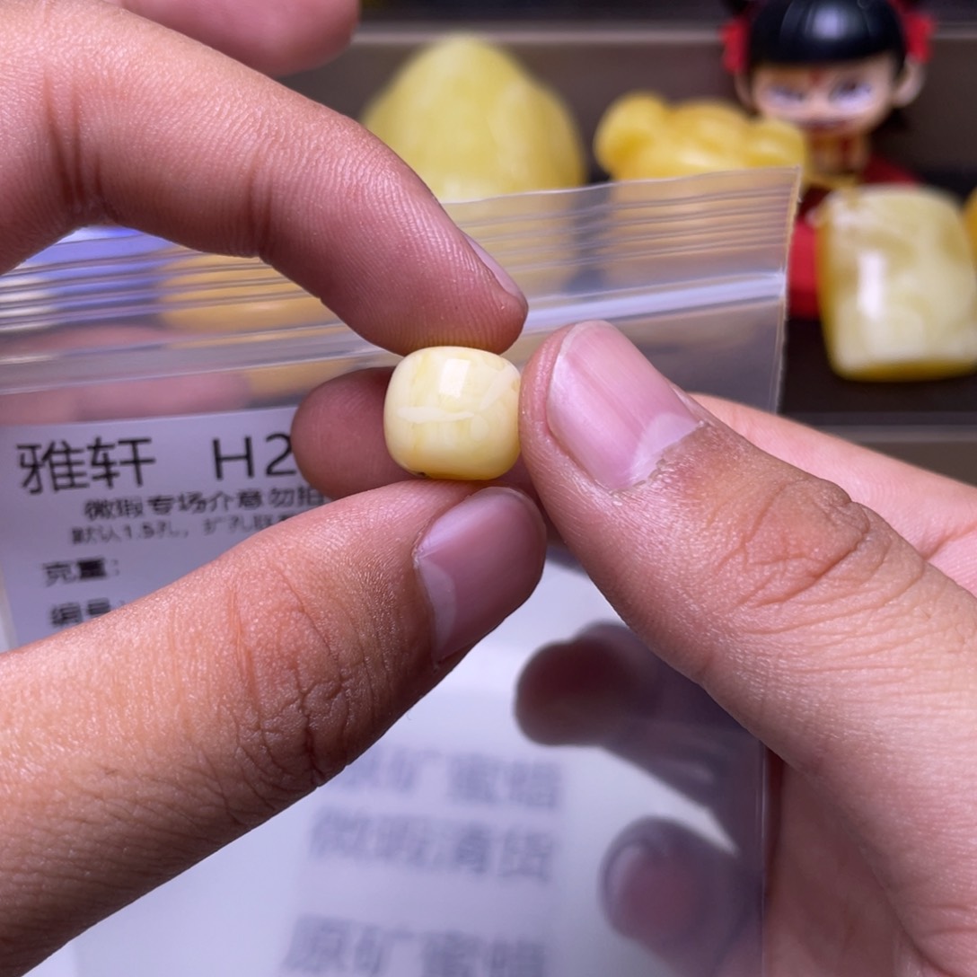 蜜蜡未镶嵌珠宝奇石