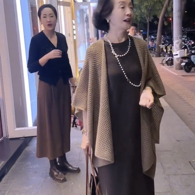 优雅知性妈妈镂空披肩外套斗篷色羊毛针织春秋毛衣外搭围巾两用