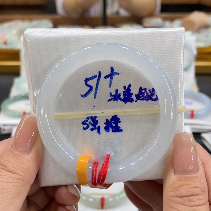 翡翠手镯未镶嵌翡翠