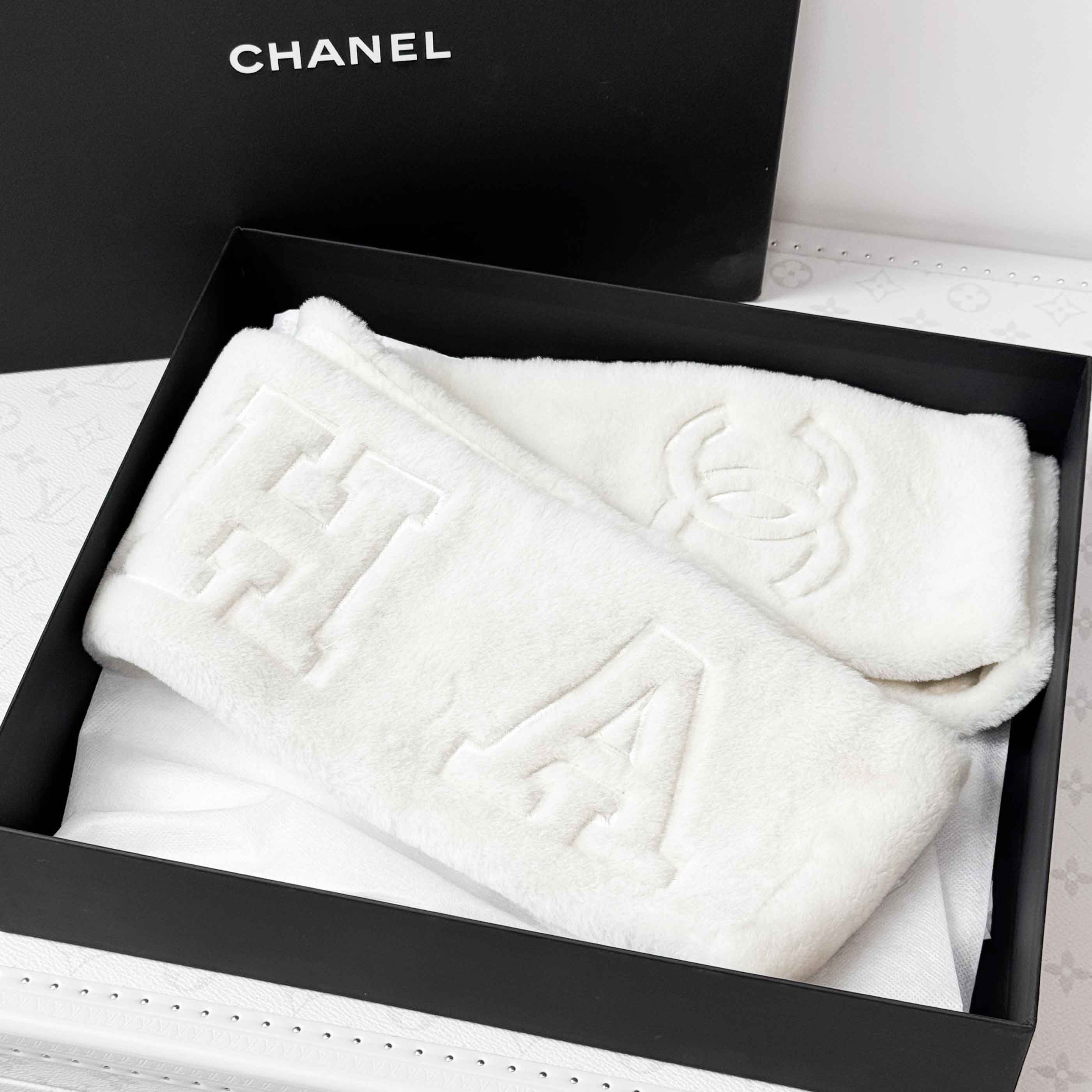 99新 Chanel/香奈儿 24N羊皮羊毛象牙白字母双C刺绣毛绒围巾，有盒
