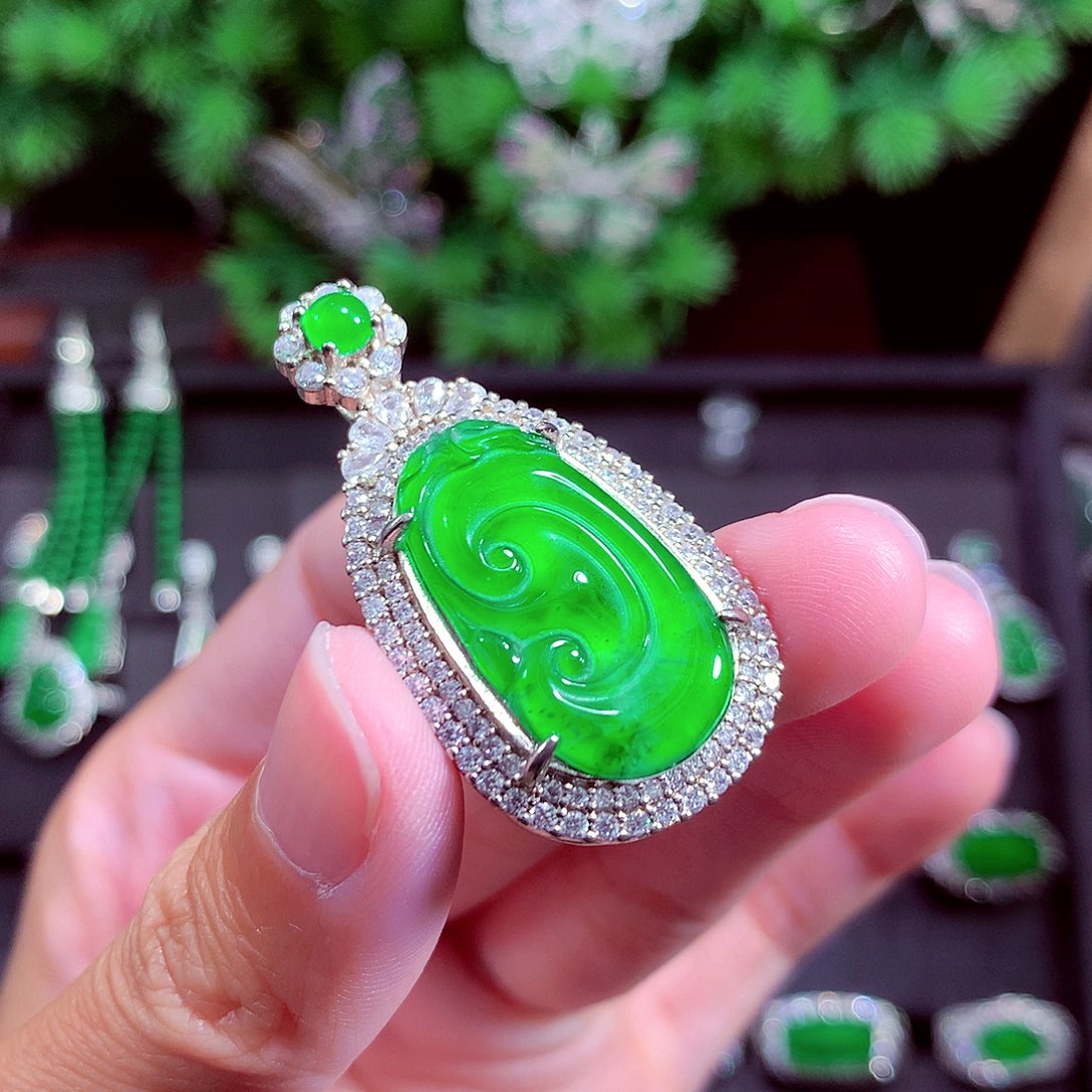 颈饰未镶嵌翡翠天然