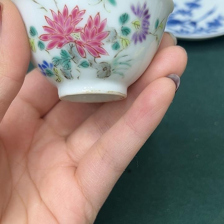 守***护瓷片精美的陶瓷摆件……