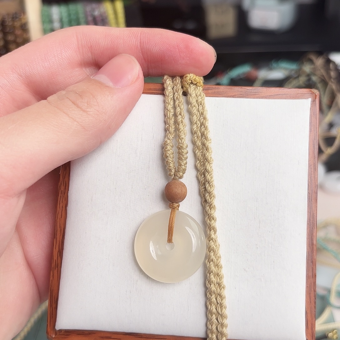 M***W石英质玉未镶嵌手镯