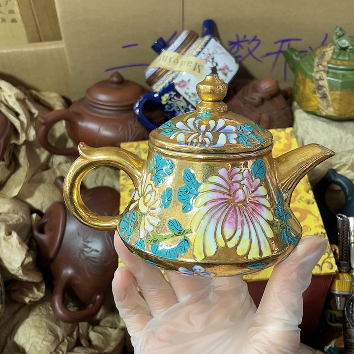 茶壶紫砂原矿泥料，手工制作的一把紫砂壶。