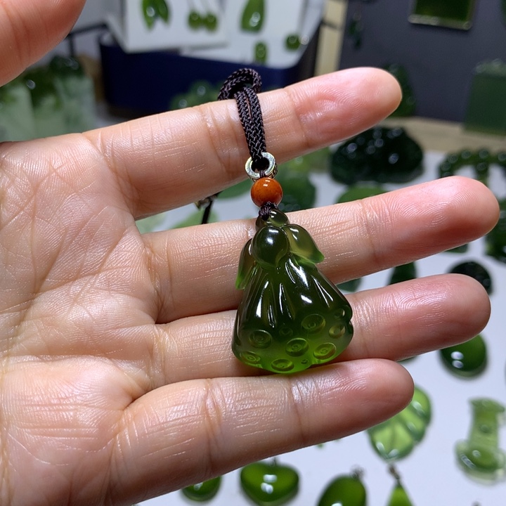 白***瑰岫玉未镶嵌颈饰吊坠
