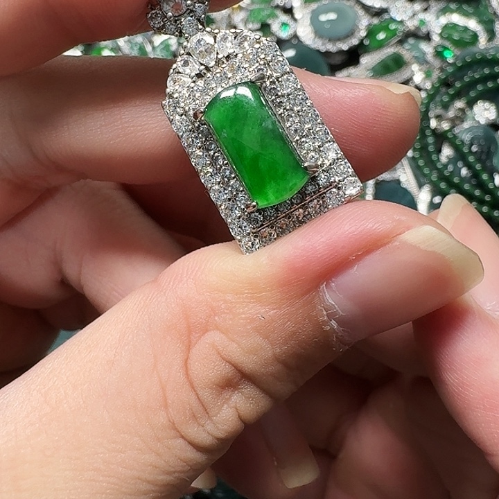 翡翠未镶嵌颈饰天然A货翡翠放漏