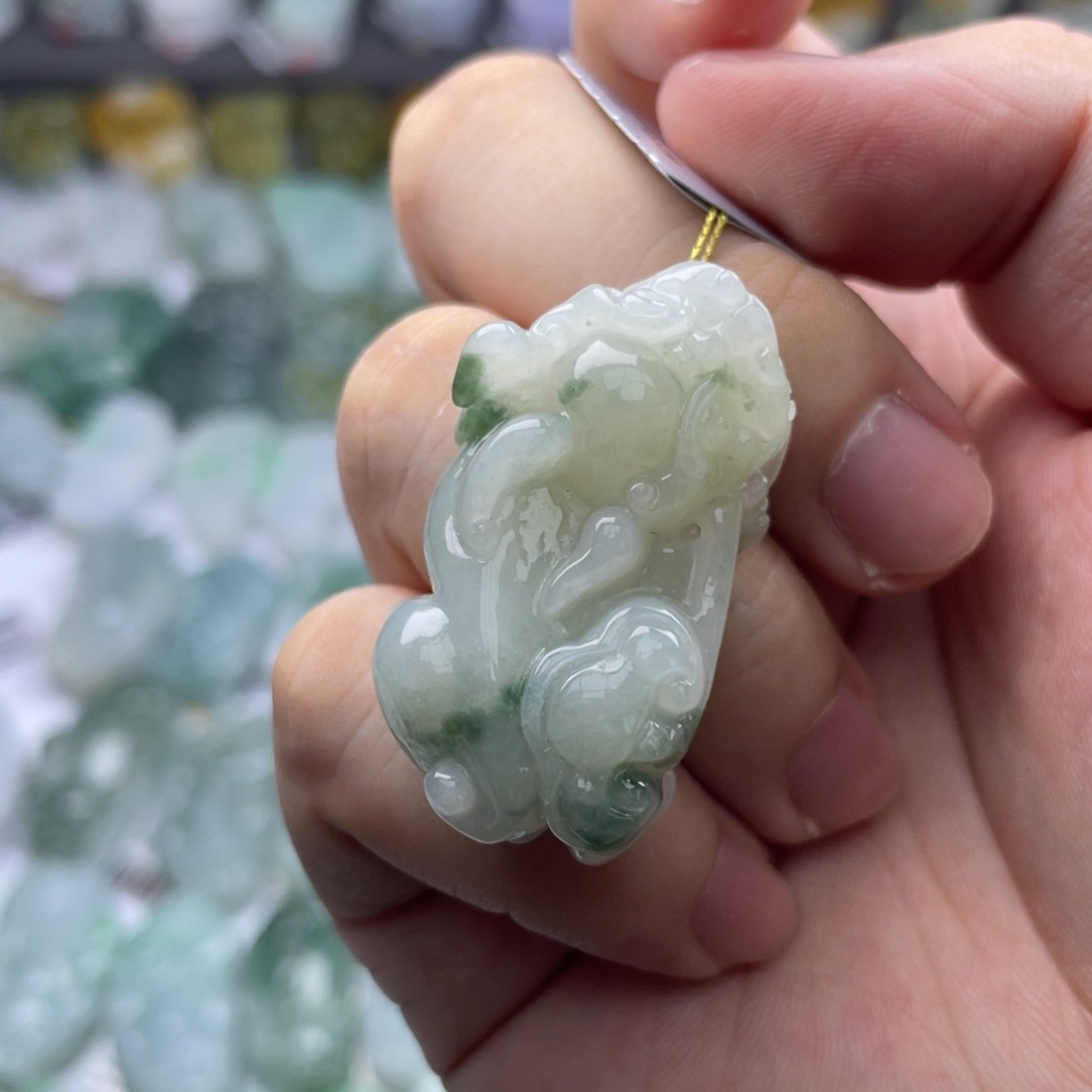 翡翠未镶嵌颈饰洋****5貔貅