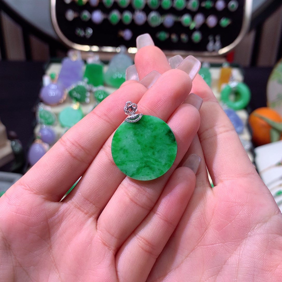 翡翠颈饰18K金镶嵌翡翠