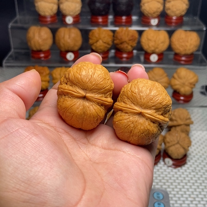 文玩核桃把件峭壁元宝7