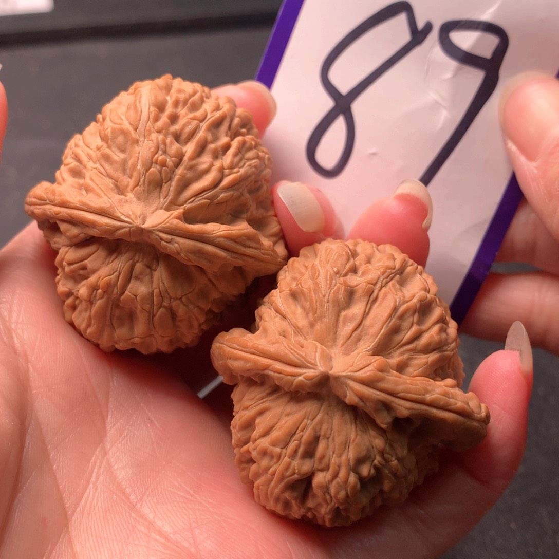 文玩核桃吊坠白狮子