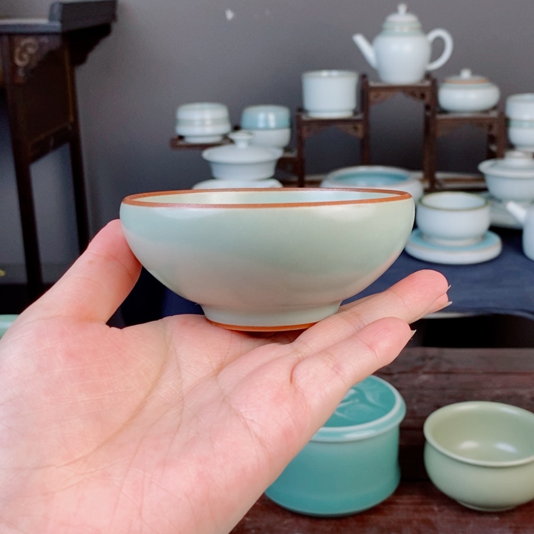 朱砂胎梅子青茶碗不开片 有一个气泡 微瑕 