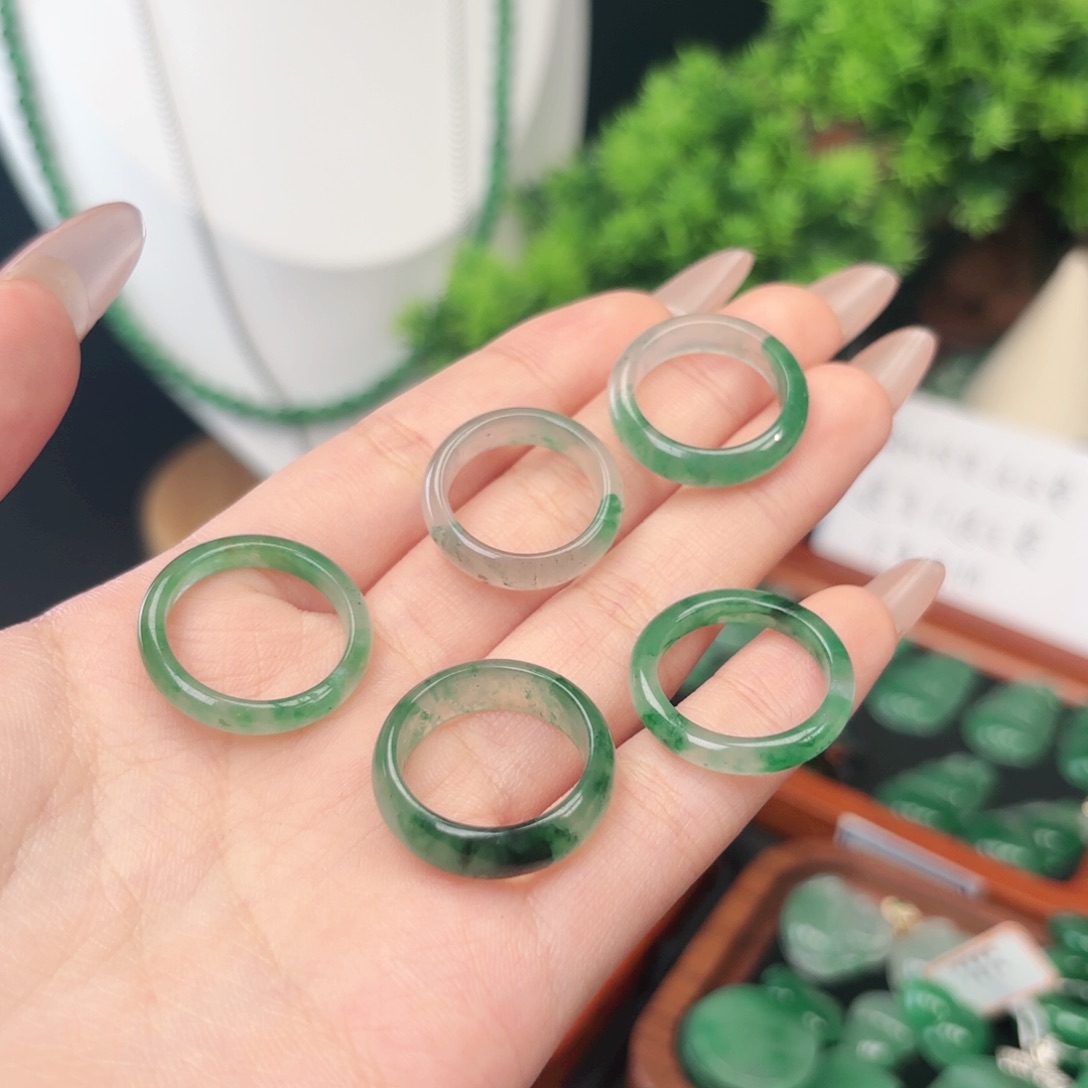 袁***国石英质玉（非洲翠）未镶嵌颈饰