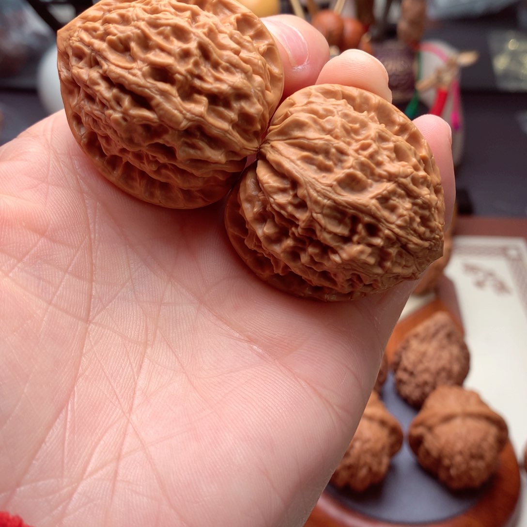 文玩核桃吊坠金牛。    6号