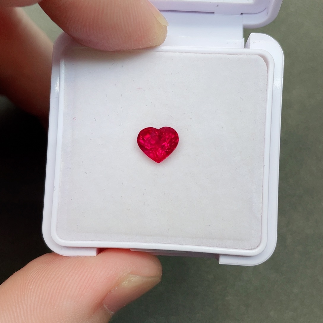 红宝石裸石未镶嵌1.52克拉缅甸鸽血红吉尔德证书