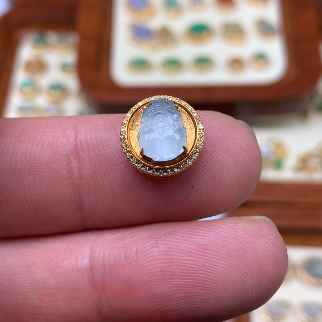 翡翠18K金镶嵌颈饰貔貅